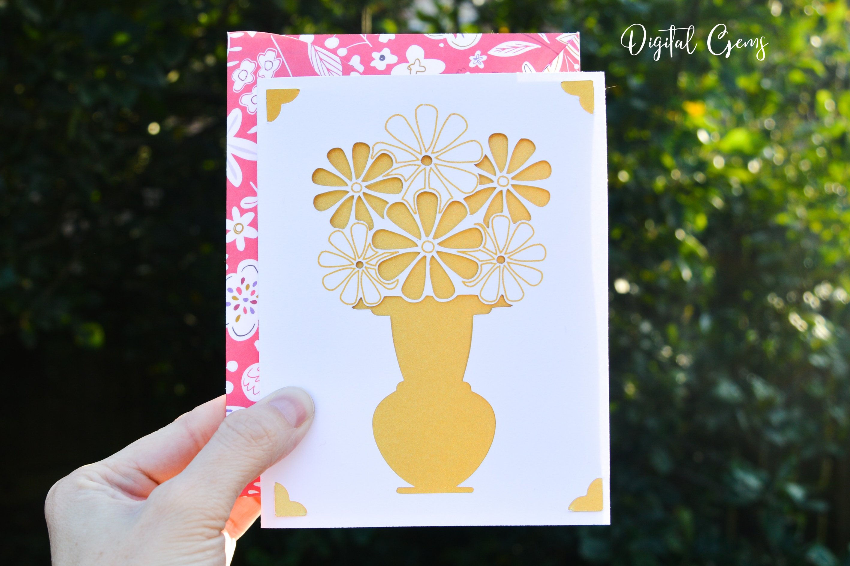 Vase of flowers card! Now compatible with the Cricut Joy!! (910685