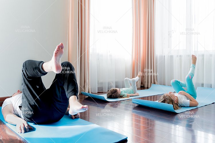 Home fitness yoga teaches little girls (590320)