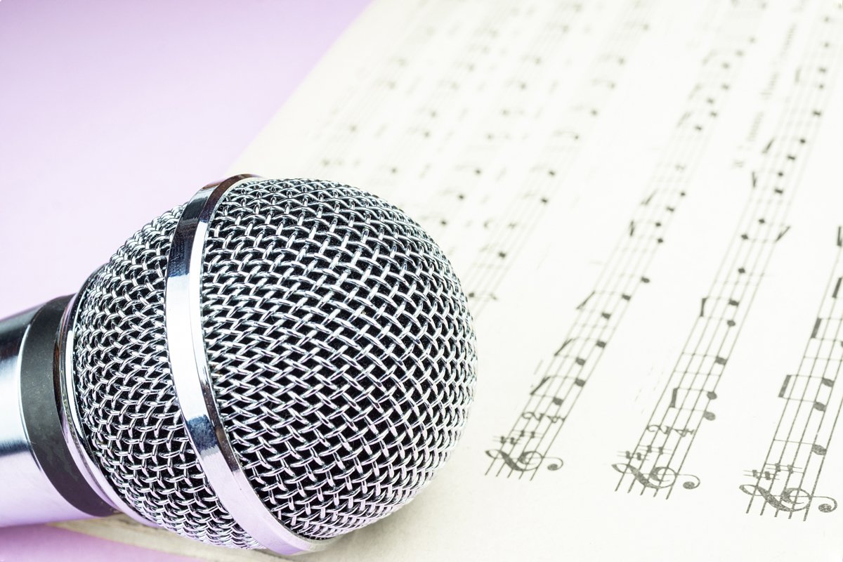 dynamic microphone on music sheet example image 1