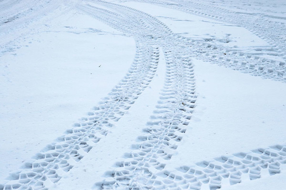 tire tread in the snow example image 1