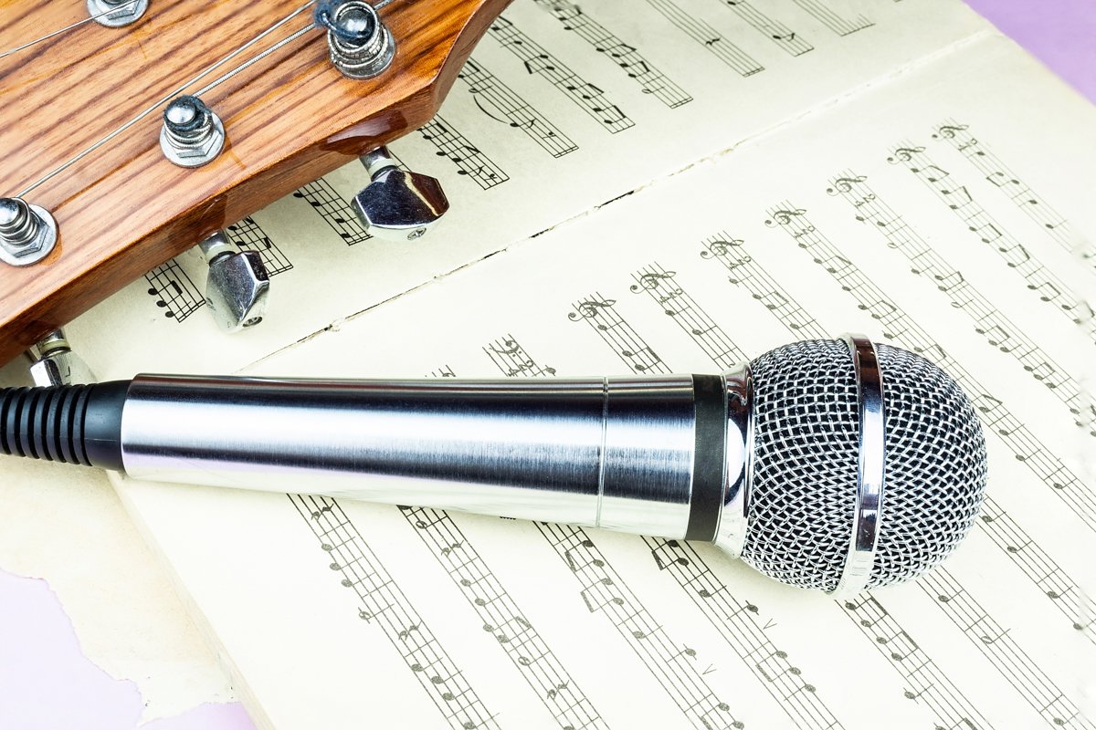 dynamic microphone on music sheet example image 1