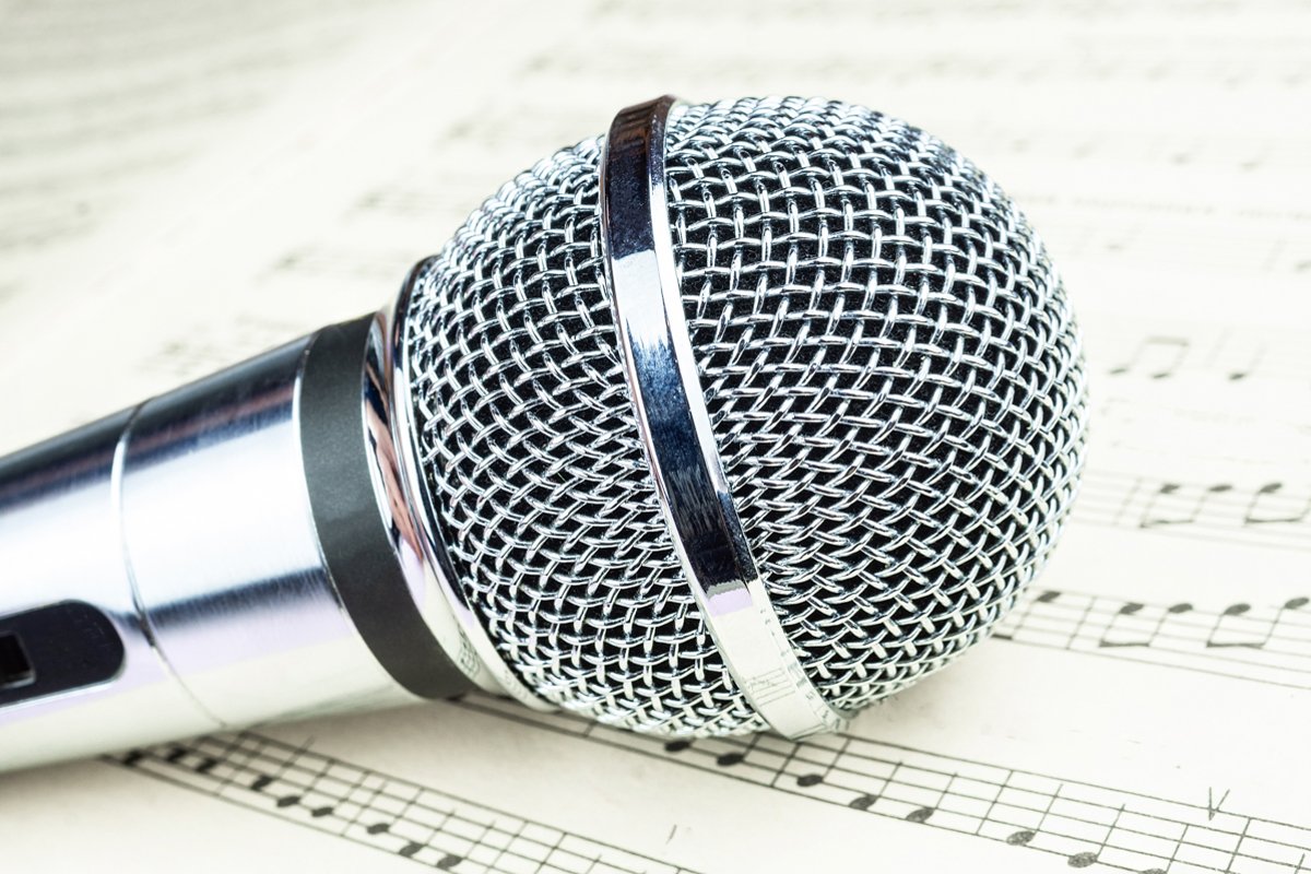 dynamic microphone on music sheet example image 1