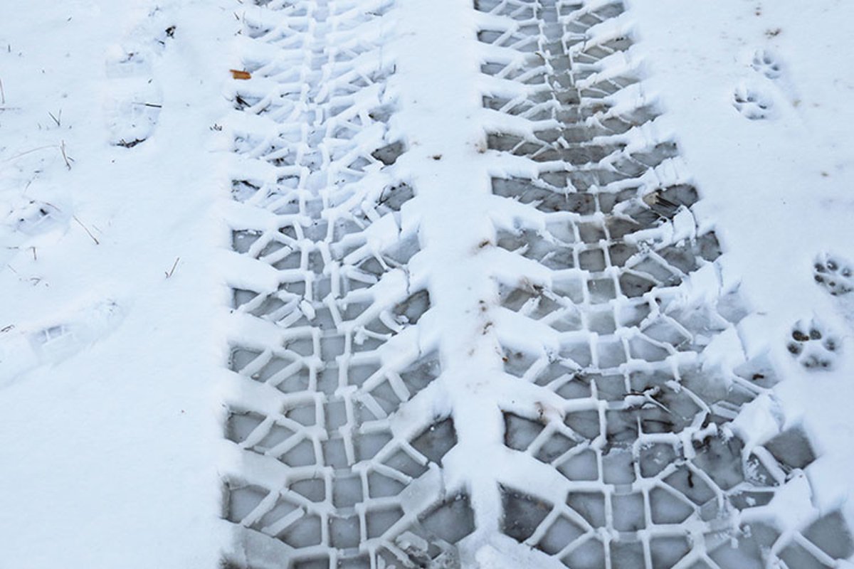 tire tread in the snow example image 1