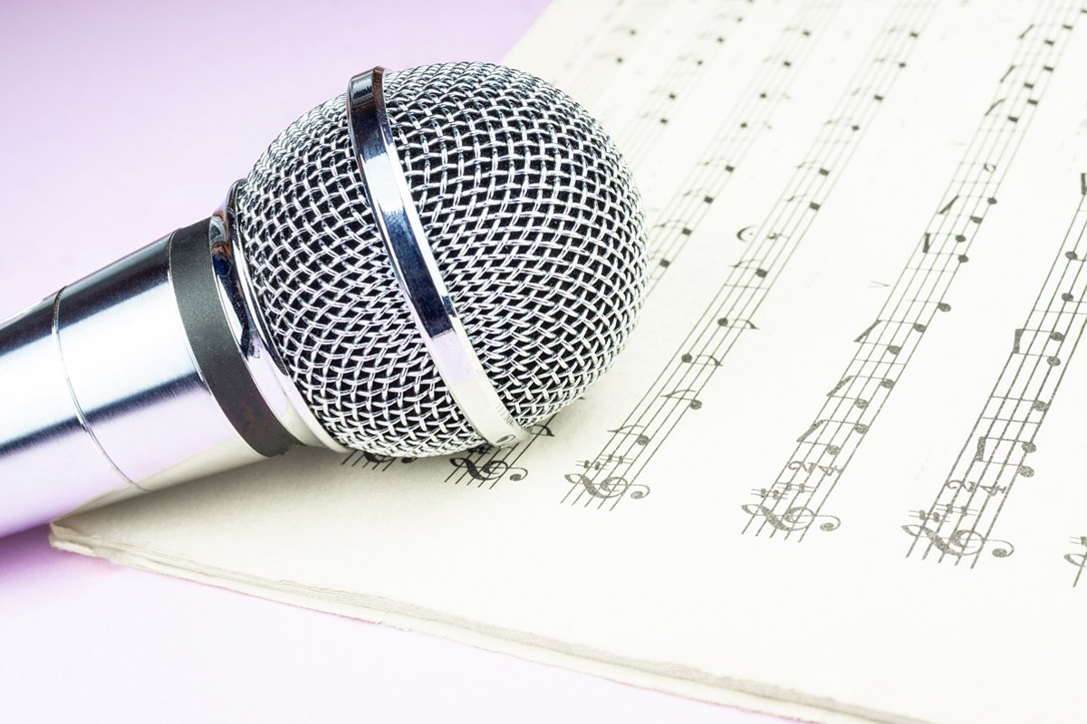 dynamic microphone on music sheet example image 1