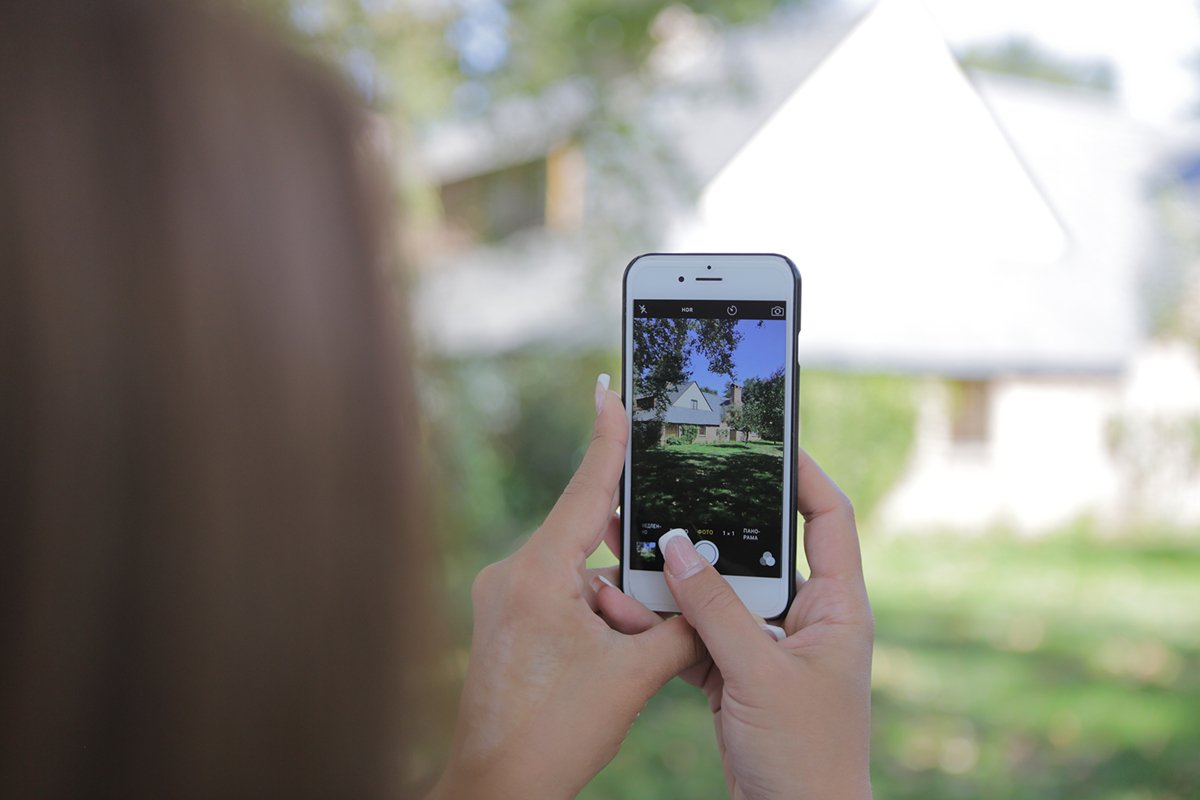 Palo-Alto, California, house of Steve Jobs with apple trees example image 1