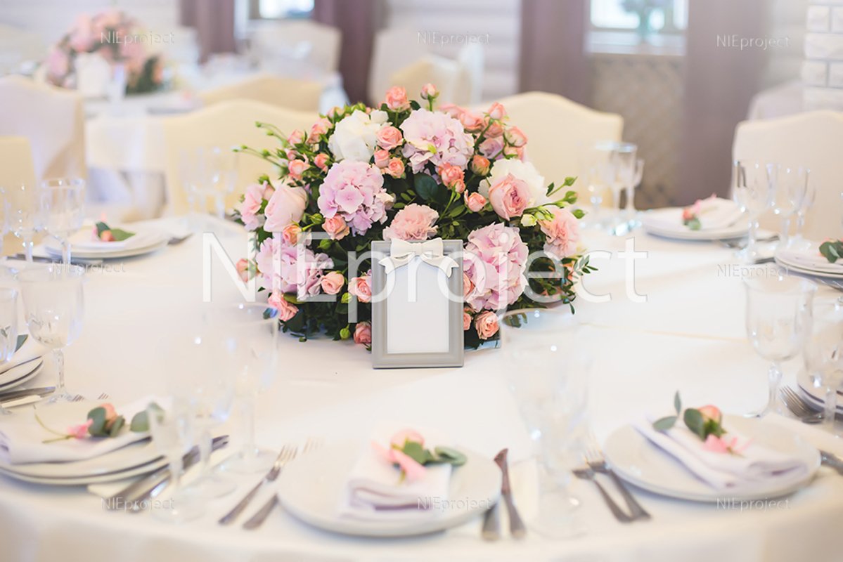 Guest table, with bouquet from petals and a number example image 1