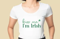 Kiss Me I'm Irish Trendy Writing Retro Vintage St. Patrick's Product Image 2