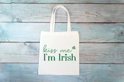 Kiss Me I'm Irish Trendy Writing Retro Vintage St. Patrick's Product Image 3