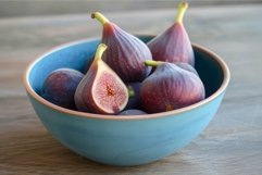 Fresh figs in a blue ceramic bowl Product Image 1
