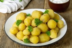 Young boiled potatoes with parsley Product Image 1