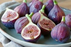 Fresh figs on ceramic plate Product Image 1