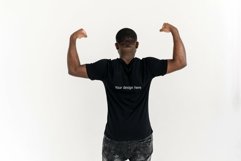Black man in a black t shirt showing muscles. Mock up. Psd Product Image 1