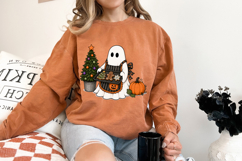 Spooky Christmas ghost PNG featuring a white ghost baker carrying gingerbread and holiday cookies. Includes a Christmas tree and pumpkin for a festive Halloween twist.