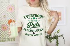 Beige St Patrick’s Day shirt design reading “Everybody In The Pub Feelin’ Lucky & Gettin’ Wasted” in bold green typography with shamrock accents.