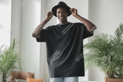 Man wearing black t-shirt and hat casual Product Image 1