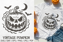 Vintage Halloween Pumpkin SVG – spooky Jack O’Lantern face with bats and crescent moon in retro style. Perfect for Halloween decorations, vintage posters, spooky shirts, mugs, tote bags, stickers, party invitations, and gothic projects.
