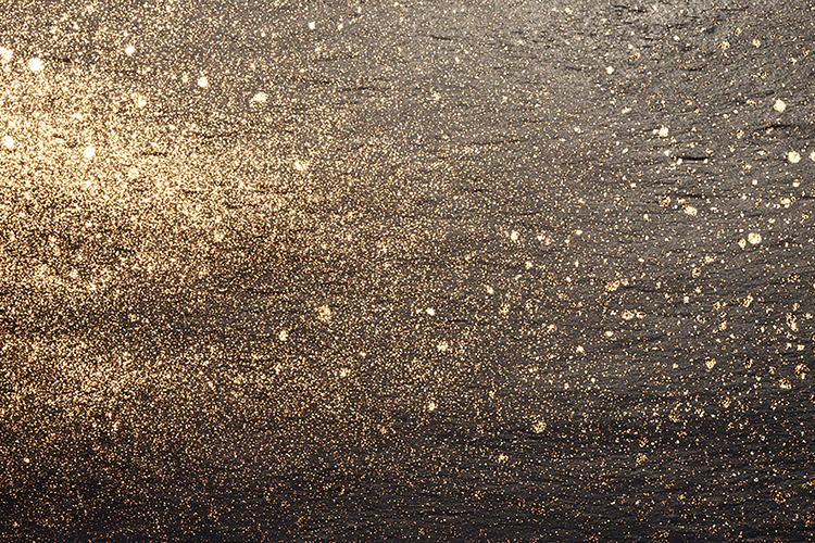 Small particles and a gradient of light and dark colors