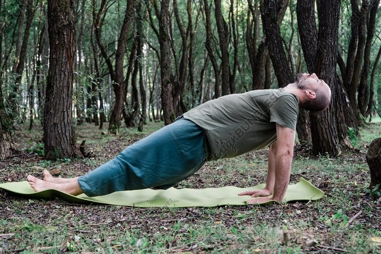 outdoor yoga class example image 1