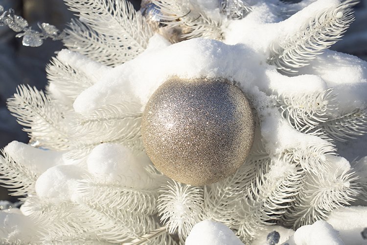 Christmas tree with white balls under the snow (2398740)